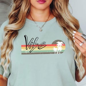 Tshirt Design rétro Beach Vibes Tee, chemise graphique de plage rétro, t-shirt d'été esthétique des années 70, ambiance de surf vintage, chemise d'été rétro, idée cadeau