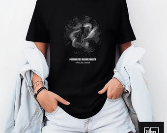 Op de afbeelding: Zwart t-shirt met een witte afbeelding van een persoon in een cirkel. De tekst "POSSIBILITIES BECOME REALITY when you commit" staat eronder. Het shirt maakt deel uit van de Pillars of Craft collectie.