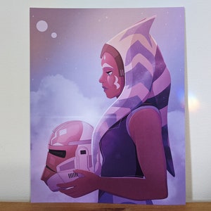 Peut inclure: Une illustration violette et blanche d'un personnage féminin avec une couverture de tête bleue et blanche tenant un casque blanc avec une visière rouge. L'arrière-plan est un ciel nuageux violet et blanc avec des étoiles blanches.