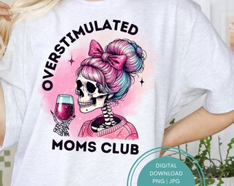 Op de afbeelding: Lichtgrijs t-shirt met een skeletontwerp met roze en blauw haar, een roze strik en een wijnglas. De woorden "OVERSTIMULATED" en "MOMS CLUB" staan erop. Digitale download beschikbaar.