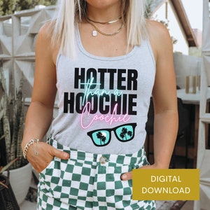K&ouml;nnte beinhalten: Ein graues Tanktop mit dem Text "Hotter than a Hoochie Coochie" in schwarzer und pinkfarbener Neon-Schrift. Unter dem Text befinden sich Sonnenbrillen mit Palmen, die sich in den Gl&auml;sern spiegeln.