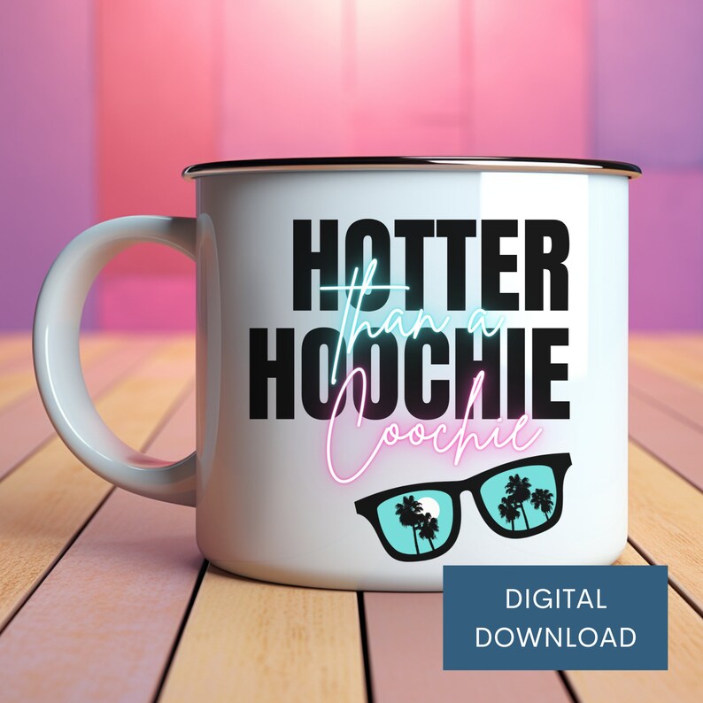 K&ouml;nnte beinhalten: Eine wei&szlig;e Emailletasse mit einer schwarzen, neongelben und blauen Grafik, auf der "Hotter than a Hoochie Coochie" steht, sowie Sonnenbrillen mit Palmen, die sich in den Gl&auml;sern spiegeln. Die Tasse steht auf einer Holzoberfl&auml;che.