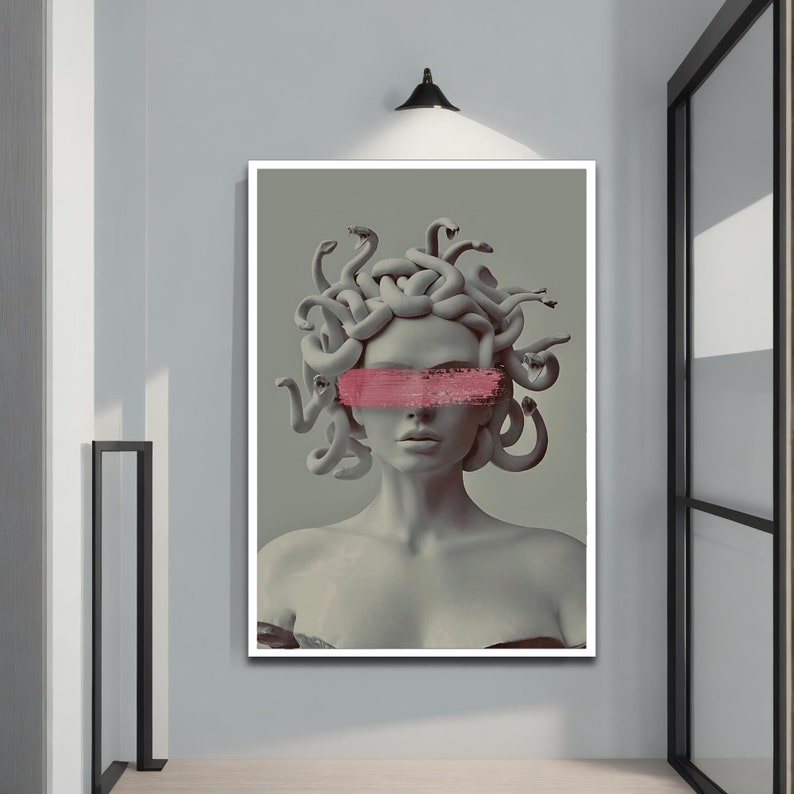 Puede incluir: Una escultura gris y blanca de Medusa con serpientes como cabello. Sus ojos est&aacute;n cubiertos con una pincelada de pintura rosa.