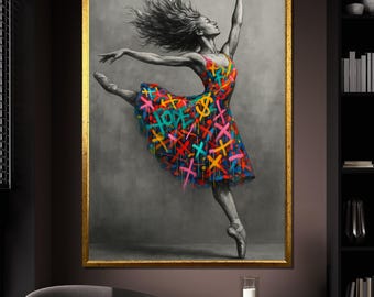 Könnte beinhalten: Ein gerahmtes Kunstwerk zeigt eine Ballerina in einem dynamischen Posen vor einem grauen Hintergrund. Das Kleid der Tänzerin ist mit farbenfrohen Graffiti-Symbolen und dem Wort "HOPE" verziert. Das Kunstwerk ist in einem goldenen Rahmen eingefasst.
