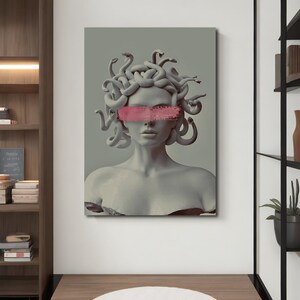Puede incluir: Una escultura gris y blanca de una mujer con serpientes como cabello. Los ojos de la mujer est&aacute;n cubiertos con una franja rosa.