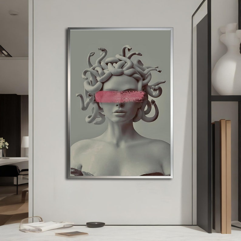 Puede incluir: Una escultura gris y blanca de Medusa con serpientes como cabello. Sus ojos est&aacute;n cubiertos con una pincelada de pintura rosa.