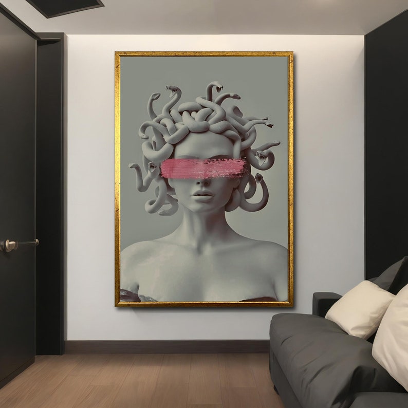 Puede incluir: Una impresi&oacute;n enmarcada de una mujer con serpientes como cabello. La mujer lleva un parche en el ojo rosa y tiene una expresi&oacute;n neutral. El fondo es gris claro.