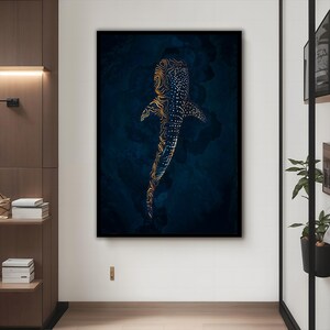 K&ouml;nnte beinhalten: Eine Illustration eines schwarzen und goldenen Walhais auf einem dunkelblauen Hintergrund. Der Hai schwimmt mit offenem Maul nach oben. Die Illustration ist in einem schwarzen Rahmen gerahmt.