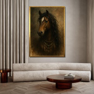 Pu&ograve; includere: Un ritratto incorniciato di un cavallo con un mantello marrone scuro e una lunga criniera nera fluente. Il cavallo &egrave; adornato da una collana di perline e piume. L'opera d'arte &egrave; incorniciata in oro e appesa sopra un divano color crema.