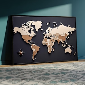 Può includere: Una mappa del mondo in legno incorniciata con una cornice nera. La mappa presenta i continenti in tonalità marroni e beige su uno sfondo blu scuro. Una rosa dei venti si trova nell'angolo in basso a sinistra. La mappa è appoggiata a un muro.