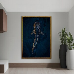 K&ouml;nnte beinhalten: Eine goldene und blaue abstrakte Illustration eines Walhais, der im Ozean schwimmt. Der Hai ist in Gold umrandet und hat ein blaues und wei&szlig;es Muster.