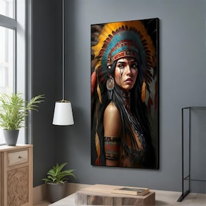 Op de afbeelding: Een schilderij van een vrouw met donker haar die een kleurrijke hoofdtooi met veren draagt. Ze heeft donkere ogen en draagt een kralenketting. De achtergrond is donkergroen.