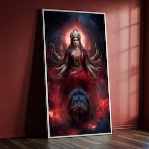 Op de afbeelding: Een ingelijste prent met een veelarmige godheid in een rode jurk, versierd met gouden sieraden en een kroon. Het kunstwerk toont een woeste zwarte leeuw met gloeiende rode ogen, tegen een vurige, wervelende achtergrond. Het algemene thema is macht en goddelijkheid.