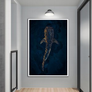 K&ouml;nnte beinhalten: Nahaufnahme eines Walhais mit einem gold-schwarzen Muster, der in einem dunkelblauen Ozean schwimmt. Der Hai schwimmt mit dem Maul nach oben.