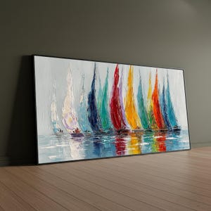Può includere: Una tela rettangolare da parete con un dipinto a olio di diverse barche a vela con vele vivaci e strutturate nei toni del rosso, giallo, blu, verde e bianco. Le barche sono posizionate su una superficie d'acqua riflettente.
