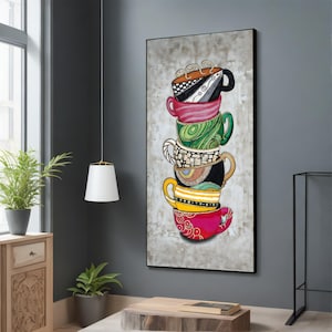 Puede incluir: Una pila de tazas de café coloridas y estampadas con vapor que sale de la taza superior. Las tazas están apiladas sobre un fondo gris texturizado.