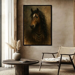 Pu&ograve; includere: Ritratto incorniciato di un cavallo con manto marrone e lunga criniera nera fluente. Il cavallo indossa una collana di perline con piume. L'opera d'arte ha uno stile vintage con una calda tavolozza di colori.