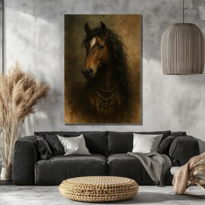Pu&ograve; includere: Un'opera d'arte incorniciata con un ritratto dettagliato di un cavallo. Il cavallo ha un mantello marrone, una macchia bianca e una lunga criniera nera fluente. Indossa una collana di perline. Lo sfondo &egrave; di un tono caldo e terroso.