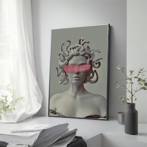 Puede incluir: Una impresi&oacute;n de arte digital de una mujer con serpientes como cabello. Sus ojos est&aacute;n cubiertos con una franja rosa. El fondo es de un verde apagado.