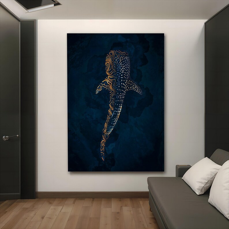 K&ouml;nnte beinhalten: Ein digitaler Kunstdruck eines Walhais mit goldenen und schwarzen Mustern, der in einem dunkelblauen Ozean schwimmt. Der Druck ist gerahmt und h&auml;ngt an einer wei&szlig;en Wand in einem Raum mit einem grauen Sofa.
