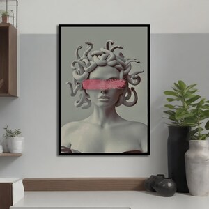 Puede incluir: Una ilustraci&oacute;n en blanco y negro de Medusa, una figura mitol&oacute;gica griega con serpientes por cabello, con una pincelada rosa que cubre sus ojos.