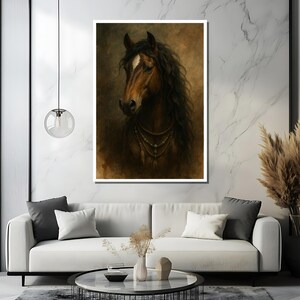 Pu&ograve; includere: Stampa artistica incorniciata con un ritratto dettagliato di un cavallo marrone con una lunga e fluente criniera nera. Il cavallo ha una macchia bianca sul viso e indossa una collana di perline con piume. Stile vintage.