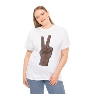 Camiseta unisex con la mano de la paz africana, camiseta con el símbolo de la paz, top étnico con gráfico, camiseta unisex cultural, camiseta del Mes de la Historia Negra, camiseta con el símbolo de la unidad