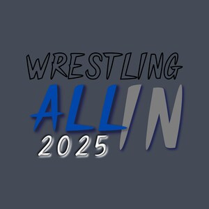 Peut inclure: Graphisme sur fond gris foncé. Le mot « WRESTLING » est en lettres noires. En dessous, les mots « ALL IN » sont en bleu et gris, avec l'année « 2025 » en blanc.