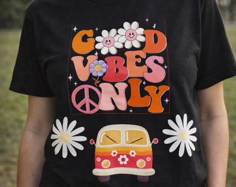 Camiseta "Good Vibes Only" colorida, estilo hippie, con estampado retro de los años 70, que evoca la paz y el amor, estilo boho, ideal para festivales.