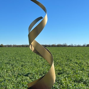 Abstrakte Metallskulptur aus recyceltem Stahl