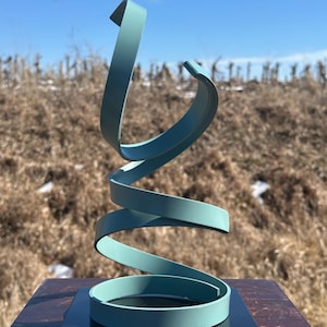 Abstrakte Metallskulptur aus recyceltem Stahl