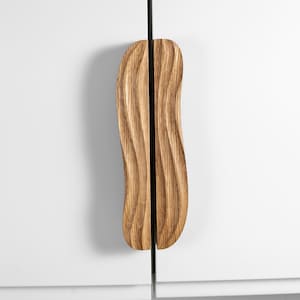 Könnte beinhalten: Rustikales Holzschild mit dem Text "Welcome to our home" in weißer Schrift. Das Schild hat eine Used-Optik und ein schlichtes, einladendes Design, ideal für die Dekoration der Haustür.