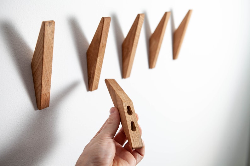 Almacenamiento de pared de madera de roble, soporte de pared de gancho de abrigo de roble, ganchos de pared decorativos modernos, regalo de decoración del hogar, decoración de la casa, Craman, hecho en Alemania imagen 7