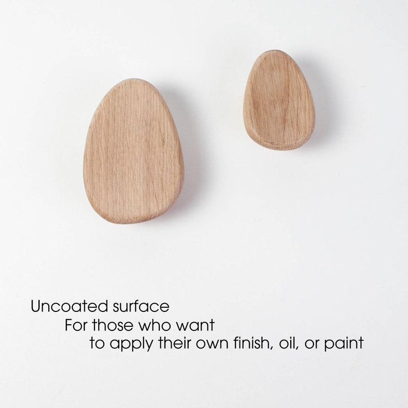 Pu&ograve; includere: Due ganci in legno non rivestiti a forma di uovo. I ganci sono grezzi e pronti per essere tinti, verniciati o oliati.