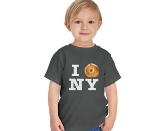 Jeu amusant sur I love New York mettant en vedette un bagel au lieu d'un cœur conçu sur mesure unisexe plusieurs couleurs disponibles T-shirt à manches courtes pour tout-petit