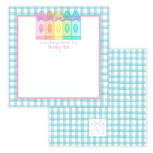 Peut inclure: Une carte à motif vichy bleu et blanc avec une bordure rose. La carte comporte un dessin de cinq crayons de couleur arc-en-ciel avec des rubans violets. Le texte "Lunchbox Note for Hensley Anne" est imprimé sur la carte.