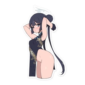 Puede incluir: Una pegatina con una ilustración de estilo anime de una mujer con el pelo largo y negro, que lleva un vestido cheongsam negro y dorado.