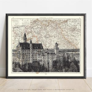 Puede incluir: Un mapa vintage en blanco y negro de Württemberg y Baviera con una ilustración detallada del castillo de Neuschwanstein en primer plano.