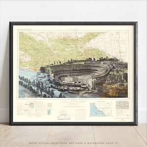 Puede incluir: Impresión enmarcada de un mapa antiguo de Los Ángeles, California, con una vista topográfica detallada de la ciudad y sus alrededores. El mapa incluye una representación de un estadio, con un marco negro y un borde crema.