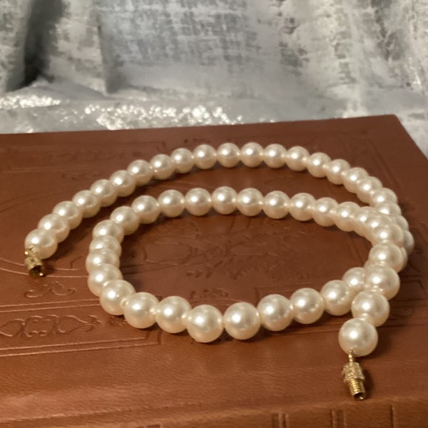 Vintage Simulated Pearl necklace with beautiful barrel clasp