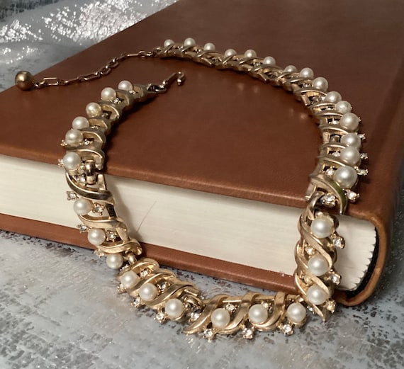 Trifari signed Crystals and Pearls Gold Vintage c… - image 2