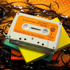 Handgemachte Kassetten Geldbörse – Rod Stewart Songs – Hot Legs, You're Insane – Upcycled Rock Geschenk – Retro Musik Geldbörse – Vintage Geschenk