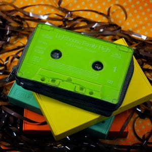 Handgemachte Kassette Geldbörse – Leuchtturm Familie High – Upcycled Retro Geschenk – Vintage Musik Geldbörse – 90er Jahre Musikliebhaber Geschenk – Kassette Geldbörse