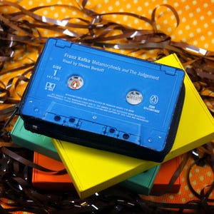 Portefeuille à cassettes fait main - Livre audio Franz Kafka - Metamorphosis & The Judgment - Portefeuille littéraire recyclé - Cadeau vintage pour amoureux des livres