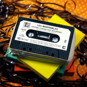 Handgemachte Kassette Geldbörse – Les Misérables Original London Cast – Upcycled Musikalisches Geschenk – Theater-Liebhaber-Brieftasche – Vintage Kassette Geldbörse