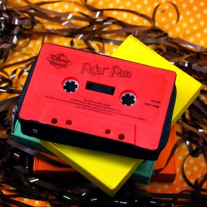 Handgemachte Kassetten Geldbörse – Disney Peter Pan Songs – Upcycled Retro Geschenk – Zauberhafte Musikliebhaber Geldbörse – Vintage Disney Sammlerstück