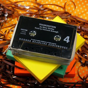 Cartera de casete hecha a mano – Audiolibro de Frankenstein – Regalo de literatura gótica – Cartera reciclada para amantes de los libros – Accesorio de terror vintage