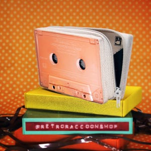 Handgefertigte Kassetten Geldbörse – Lady Chatterleys Liebhaber Hörbuch – Upcycled Vintage Geschenk – Romantische Geldbörse für Bücherliebhaber – Retro literarisches Accessoire