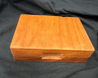 Caja para dados de juego hecha de madera de cerezo.