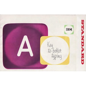 Może przedstawiać: Reklama vintage maszyny do pisania IBM Standard z dużym fioletowym klawiszem z literą "A" w kolorze białym. Klawisz jest otoczony żółtym kwadratem z białym kółkiem, na którym widnieje napis "Key to better typing". Logo IBM znajduje się w czerwonym kwadracie w prawym górnym rogu.